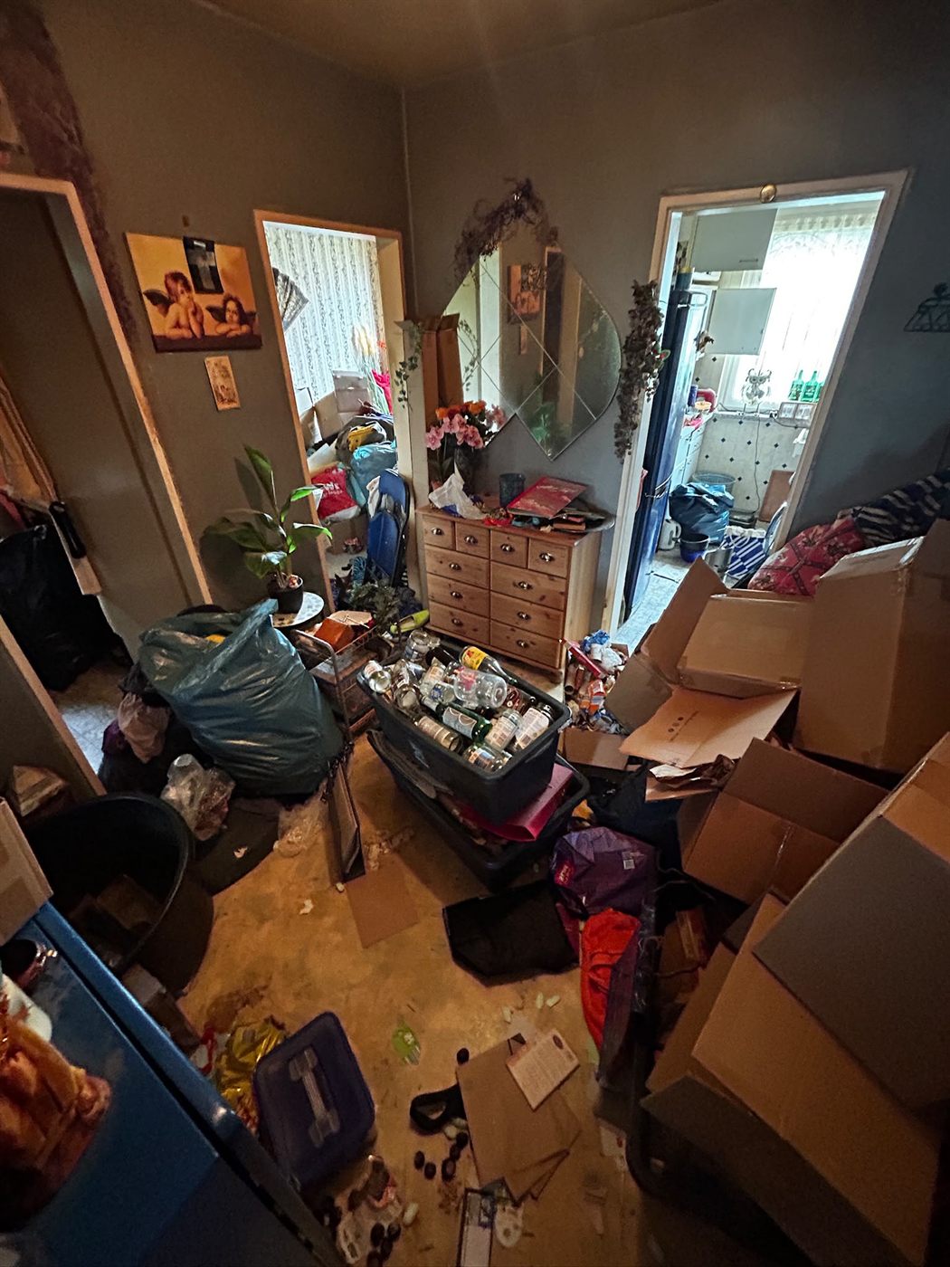 Vorher – vollgestellte Wohnung vor der Entrümpelung